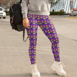 Halloween Cute Paarse Jack O Lantern Patroon Leggings<br><div class="desc">Deze schattige Halloween leggings zijn perfect voor vrouwen die van oktober houden. Dit  paarse Halloween patroon is voorzien van een glimlach Jack O' Lantern,  een spookachtige zwarte spin en twee verschillende heerlijke cupcakes met de petten van de heks bovenaan voor een trick or treat.</div>