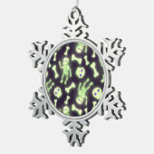 Halloween Cute Spooky Glow Skeleton Bot Skull Tin Sneeuwvlok Ornament (Rechts)