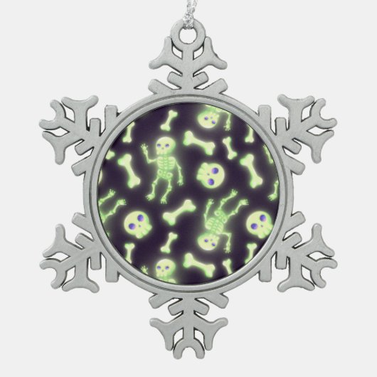 Halloween Cute Spooky Glow Skeleton Bot Skull Tin Sneeuwvlok Ornament (Voorkant)