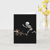Halloween Dachshund Funny Skeleton Chasing Dog Men Kaart (Gele Bloem)