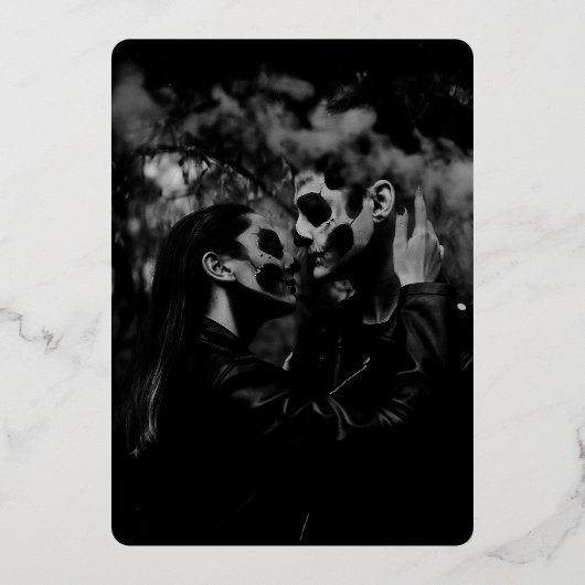Halloween Dark Moody Gothic Bruiloft Save The Date Folie Uitnodiging (Achterkant)