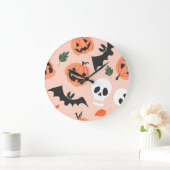 Halloween doodles, pompoenen, vleermuispatroon. grote klok (Huis)