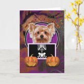 Halloween - enkel een Griezelige Lil - Yorkie Kaart (Gele Bloem)