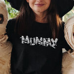 Halloween Family Matching Funny Mama mama T-shirt<br><div class="desc">Fijne Halloween iedereen! Ben je klaar om de Halloween geest boven te halen? Deze grappige Halloween thema's voor koppels en gezinnen zijn de beste manier om betrokken te raken bij Horror Nights. Creëer Een eensgezind en hartverwarmend beeld als je familie hun griezelige stijl samen laat zien. Leg de magie van...</div>