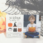 Halloween Friends Cute Modern Boy Birthday Foto Kaart<br><div class="desc">Dit moderne ontwerp kenmerkt de naam van de verjaardagsjongen in grote hoofdletters in een van mijn favoriete decoratieve lettertypen, hieronder, zijn leeftijd komt voor in een schattige scripttypografie. Onderaan, midden op de kaart, zijn er 6 Halloween vrienden: een pompoen, een vampier, een pet van een heks, een zwarte kat, een...</div>