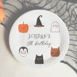 Halloween Friends Cute Modern Boy Birthday Party Papieren Bordje<br><div class="desc">Een modern Halloween verjaardagsontwerp met een pompoen, een vampier, een heksenkat, een zwarte pet, een spook en een weerwolf geïllustreerd in een eenvoudige tekenstijl met spookachtige typografie. Een leuk verjaardagspapier bord dat overeenkomt met ons "Halloween Friends Schattige Modern Boy Birthday Party" -ontwerp. Blader door het collectie dat op deze pagina...</div>