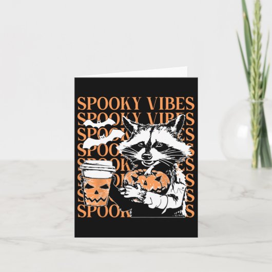 Halloween Funny Raccoon Spooky Vibes Coffee Pumpki Kaart (Voorkant)