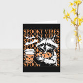 Halloween Funny Raccoon Spooky Vibes Coffee Pumpki Kaart (Gele Bloem)