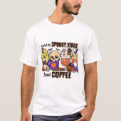 HALLOWEEN GEVOED DOOR SPOOKY VIBES EN ☕ T-SHIRT (Voorkant)