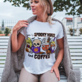 HALLOWEEN GEVOED DOOR SPOOKY VIBES EN ☕ T-SHIRT