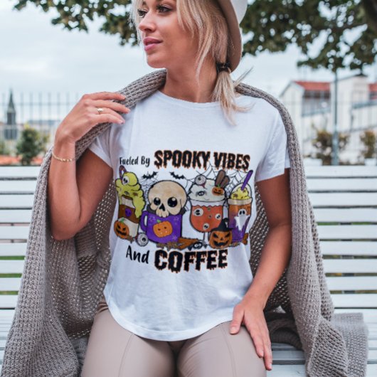 HALLOWEEN GEVOED DOOR SPOOKY VIBES EN ☕ T-SHIRT