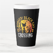 Halloween Gift | Danger Cat Crossing Birthday Latte Mok (Voorkant)