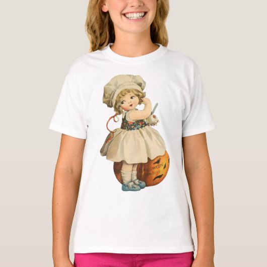 Halloween Girl Carving Apple T-shirt (Voorkant)