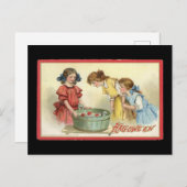 Halloween Girls Bobbing for Apples  Briefkaart (Voorkant / Achterkant)