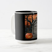Halloween grafsteen humor "Chris P Bacon" Tweekleurige Koffiemok (Voorkant links)