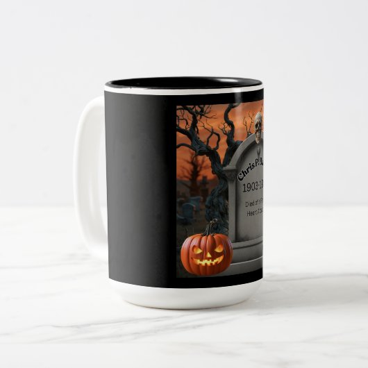 Halloween grafsteen humor "Chris P Bacon" Tweekleurige Koffiemok (Voorkant links)