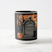 Halloween grafsteen humor "Chris P Bacon" Tweekleurige Koffiemok (Center)