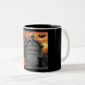 Halloween grafsteen humor "Dawn Under" Tweekleurige Koffiemok (Voorkant rechts)