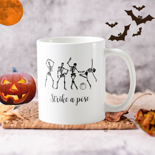 Halloween Grappige Dansende Skeletten Staan in Pos Koffiemok