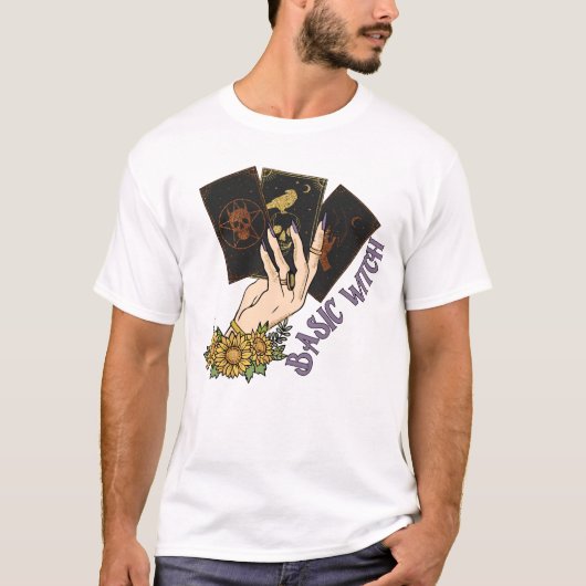 HALLOWEEN HAND HOUDEN TAROT KAARTEN | BASIC WITCH T-SHIRT (Voorkant)