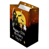 Halloween Happy Birthday Witch Ghost Sinaasappel Medium Cadeauzakje (Achterkant Gekanteld)