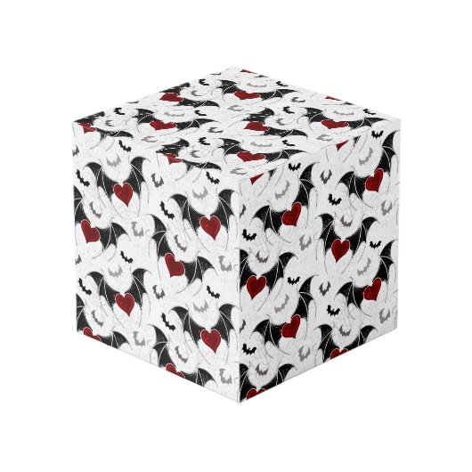 Halloween hart met zwarte vleermuisvleugels kubus (Voorkant hoekig)