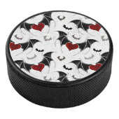Halloween hart met zwarte vleugels hockey puck (3/4)