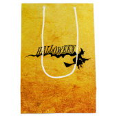 Halloween heks die op een broomstick vliegt medium cadeauzakje (Achterkant)