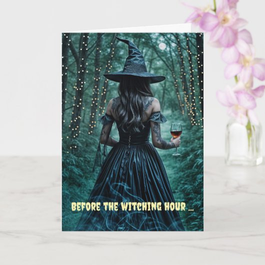 Halloween-heks en wijn in betoverd bos kaart (Orchidee)