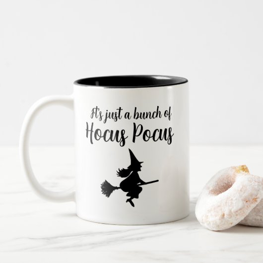 Halloween heks op bezemvliegende Hocus Pocus Tweekleurige Koffiemok (Met donut)