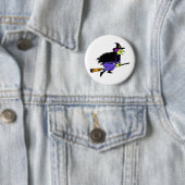 Halloween-heks op een broomstick ronde button 5,7 cm (In situ)
