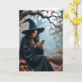 Halloween heks op haar bezem en sms'en kaart (Gele Bloem)