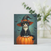 Halloween heks Tuxedo kat op een pompoen Feestdagenkaart (Staand voorkant)