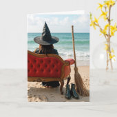 Halloween heks zittend op een bank aan de kust kaart (Gele Bloem)