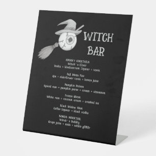 Halloween heksenbezem en enge oogbol reclamebord met voetstuk