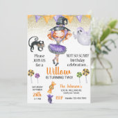 Halloween heksenmeisje wordt uitgenodigd, elke lee kaart (Staand voorkant)