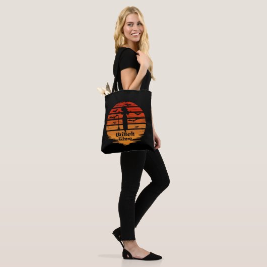 Halloween heksenseizoen tote bag (Op model)
