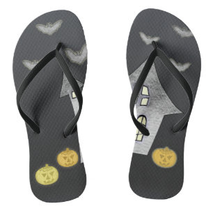 Halloween huis, zwarte katten, vleermuizen, pompoe teenslippers