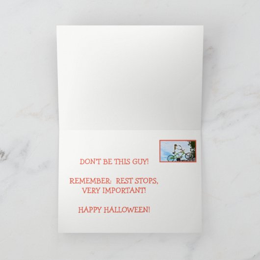 "HALLOWEEN HUMOR/DE ONBEKENDE BIKER"/SKELET KAART (Binnen)