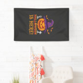 Halloween Is Hier Heks Pompoen Vector Spandoek (Insitu)