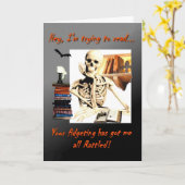 Halloween kaart, Skeleton lezen, Rattled, humor Kaart (Gele Bloem)