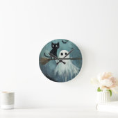 Halloween kat en geest vliegen op bezem ronde klok (Huis)