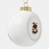 Halloween Kawaii Cat – Heksenkat met pompoen en Keramische Bal Ornament (Links)