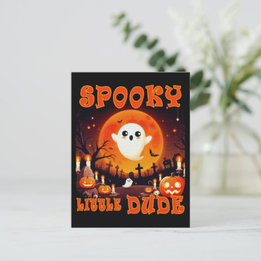 Halloween-kerkhof met schattige geest en gigantisc briefkaart (Staand voorkant)