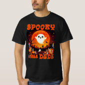 Halloween-kerkhof met schattige geest en gigantisc t-shirt (Voorkant)