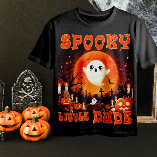 Halloween-kerkhof met schattige geest en gigantisc t-shirt