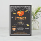 Halloween kinderen verjaardagsuitnodiging. Zwart e Kaart (Staand voorkant)