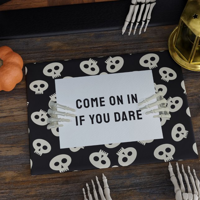 Halloween kom binnen als je schattige schedels dur deurmat (Come on in if you dare! A fun skull Halloween doormat with text you can change)