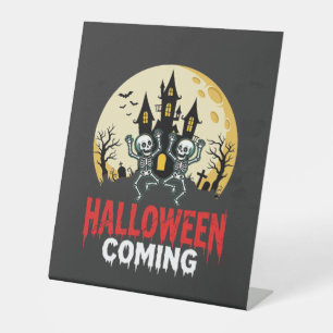 Halloween komt dansende skeletten spookkasteel reclamebord met voetstuk