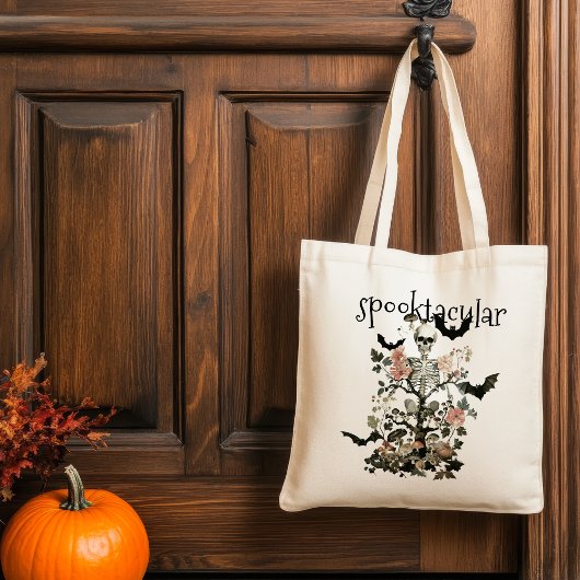 Halloween kostuum en cocktails achtervolgd bos tote bag